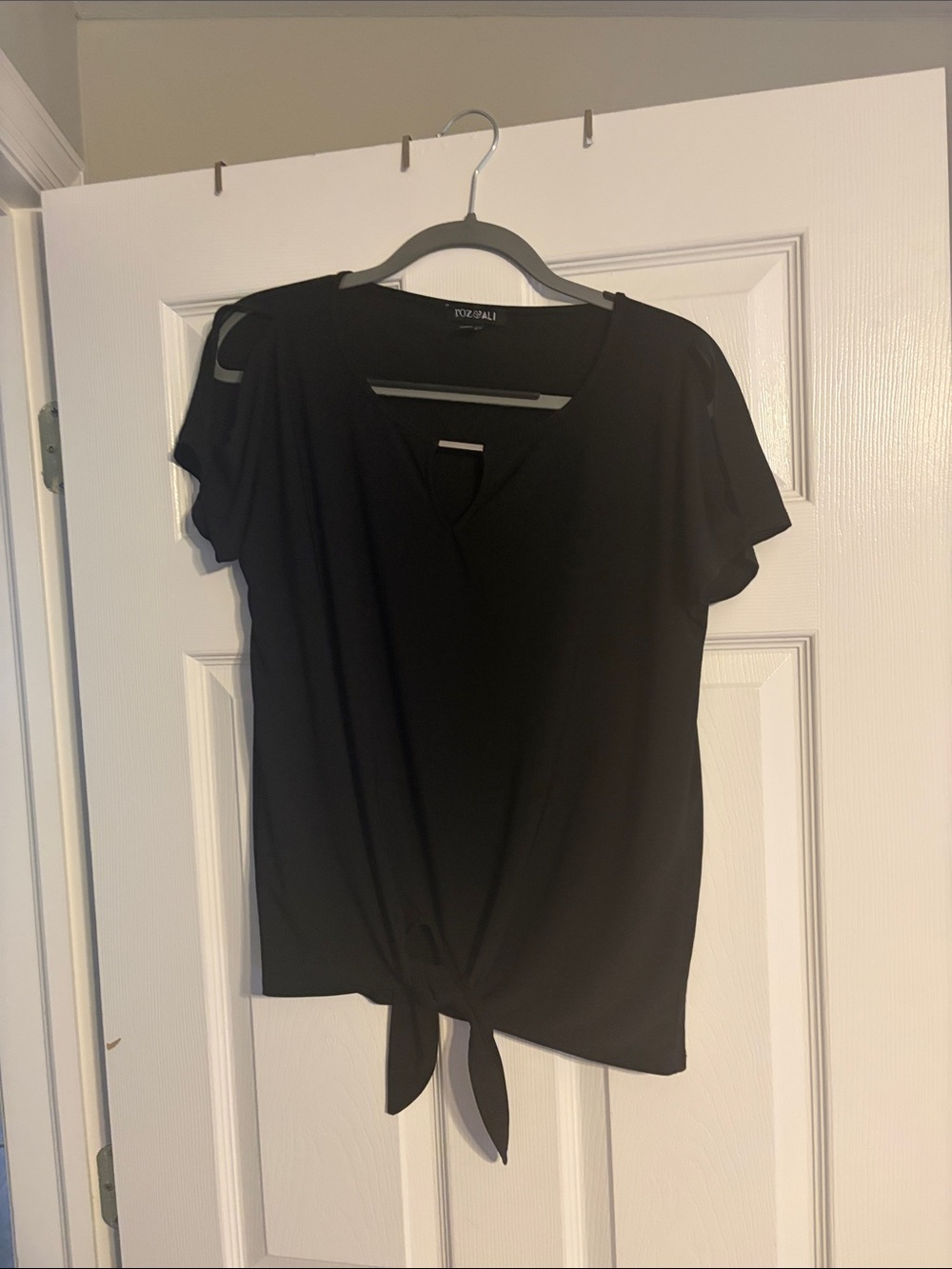 Roz & Ali Black Short Sleeve Tie-Front V-Neck Top